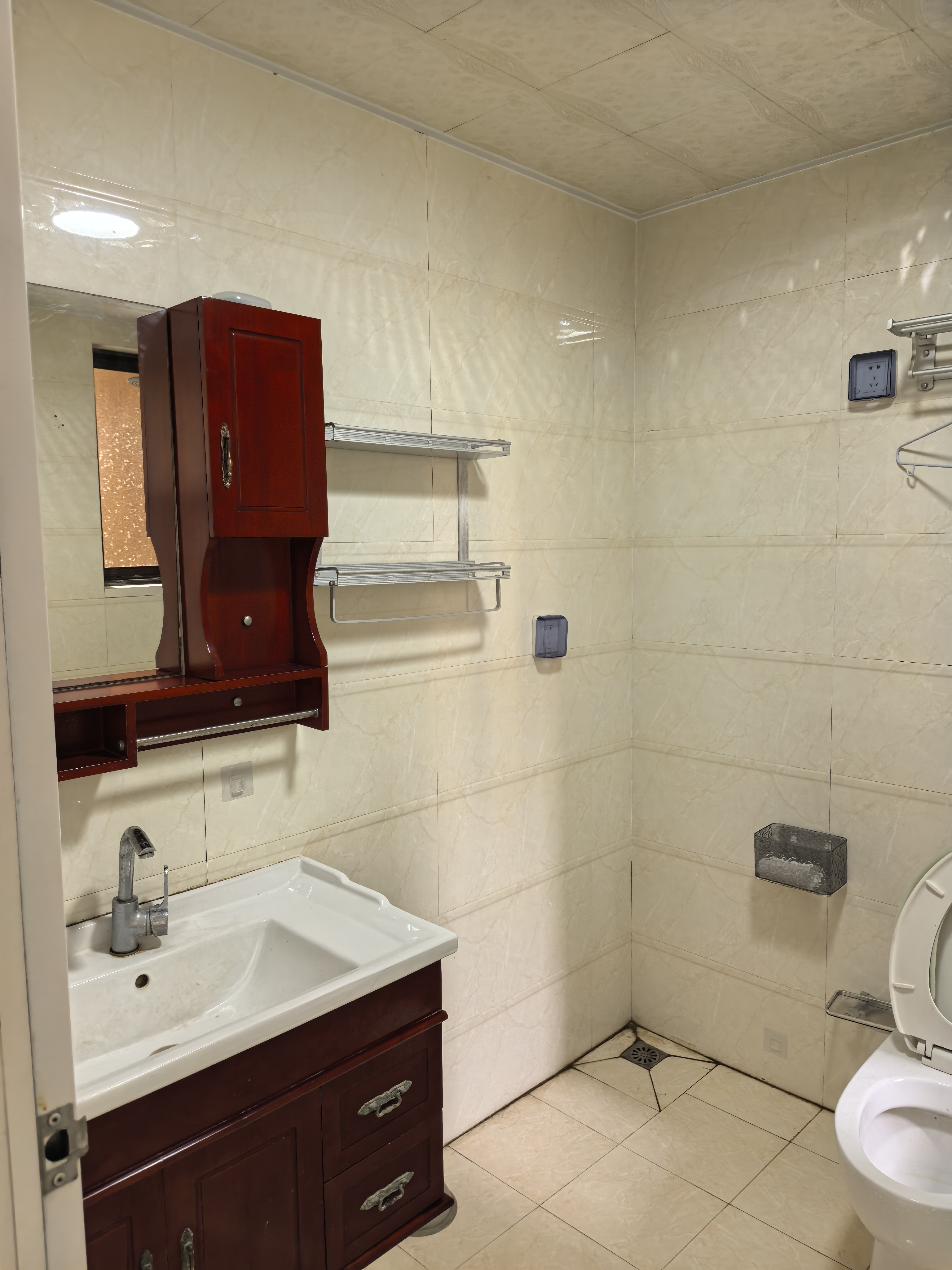 出租東亞 原香小鎮2室2廳1衛89平米16000元/年住宅