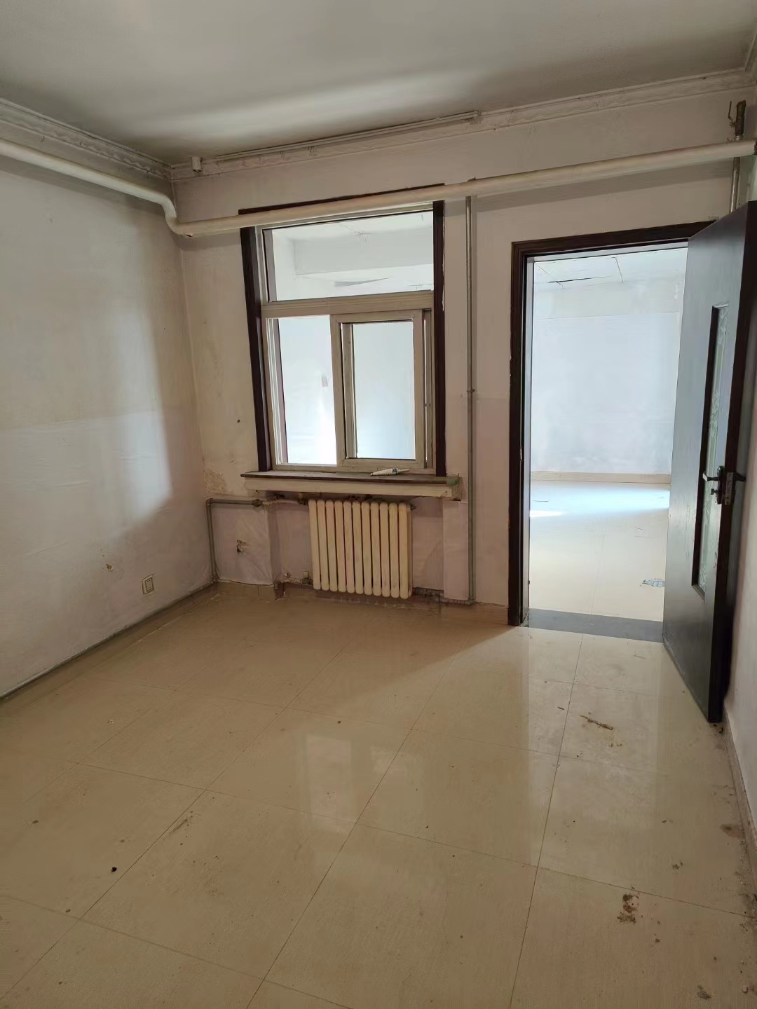 住宅底商低價出售、交通方便、毗鄰生活區，可商、可辦公！可電商！