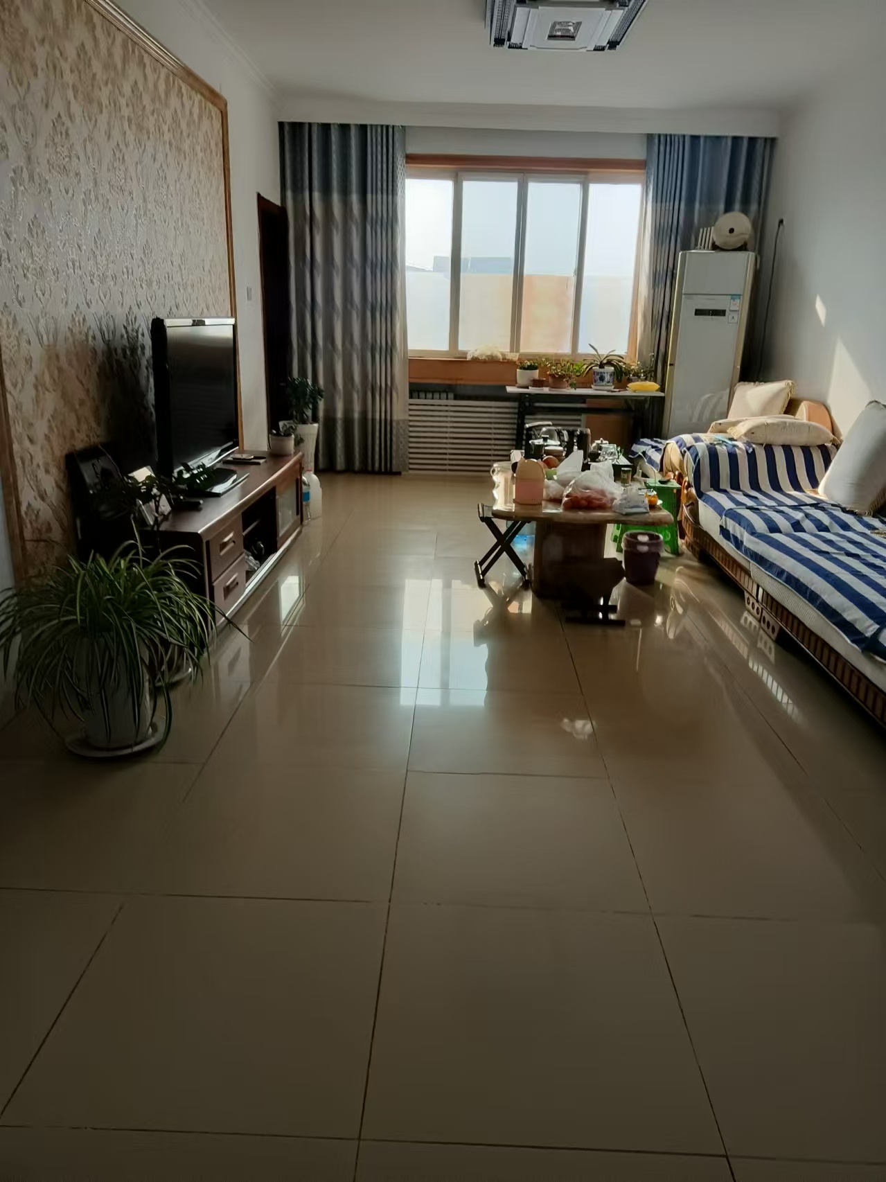 府前小區5 6正方閣樓面積一樣大。帶25平車庫證滿5年102萬，價格可議共。