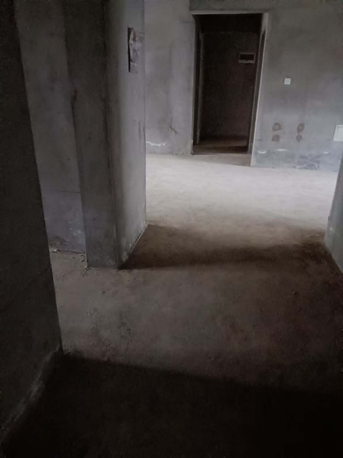 盛世佳苑1樓共5層毛坯房157平4室2廳2衛帶地下室證滿5年。100萬價格可議。