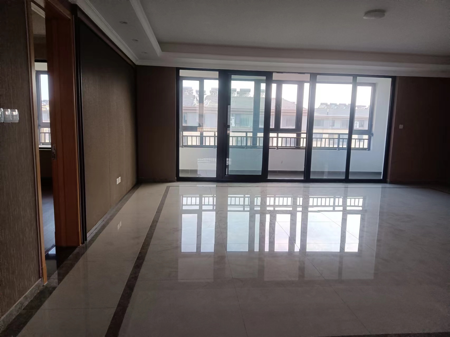 富力鉑悅府7樓頂層精裝房181平，4室2廳2衛新證130萬價格可議帶車位。