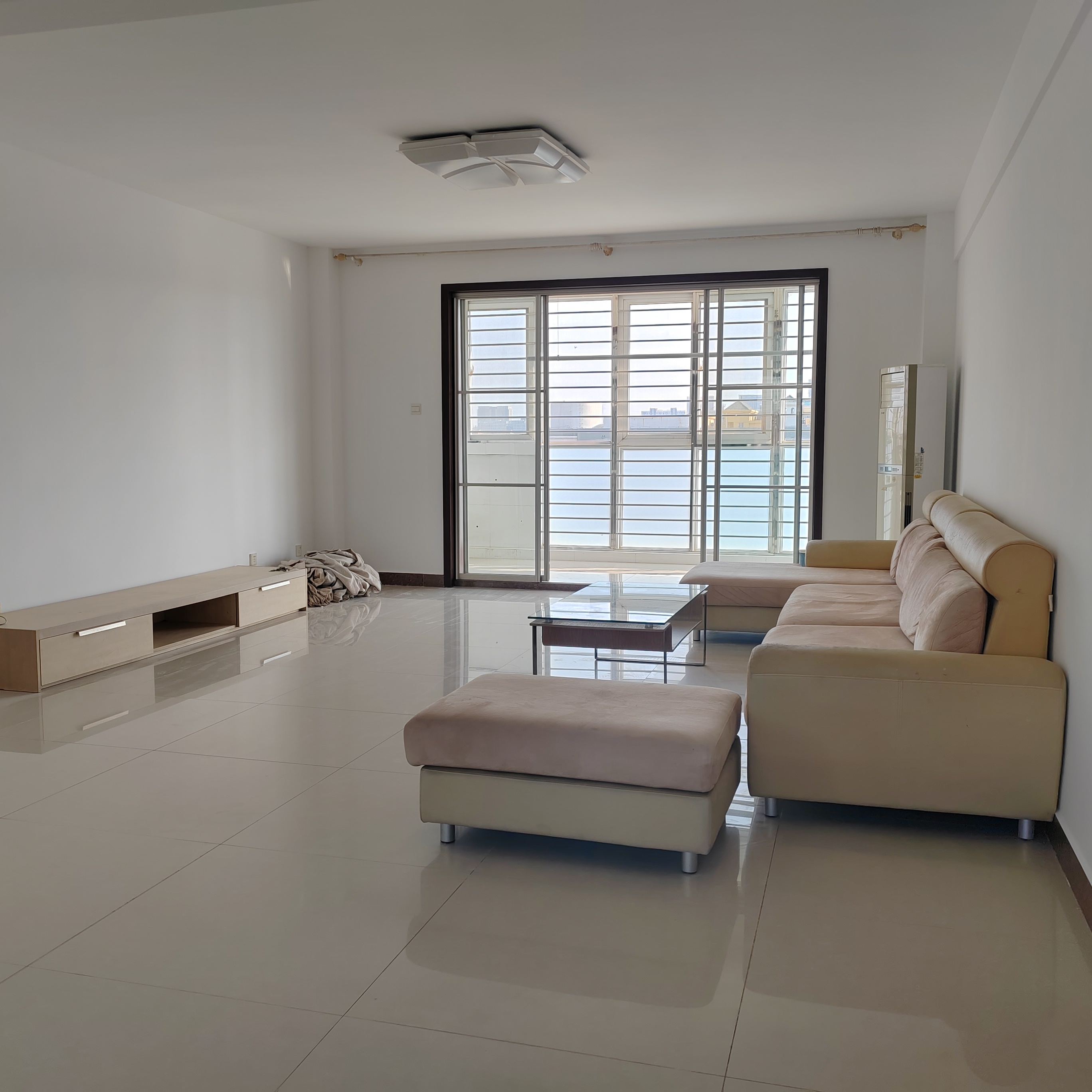 新裝修首租安盛北區3室2廳176平，電話13854604066。