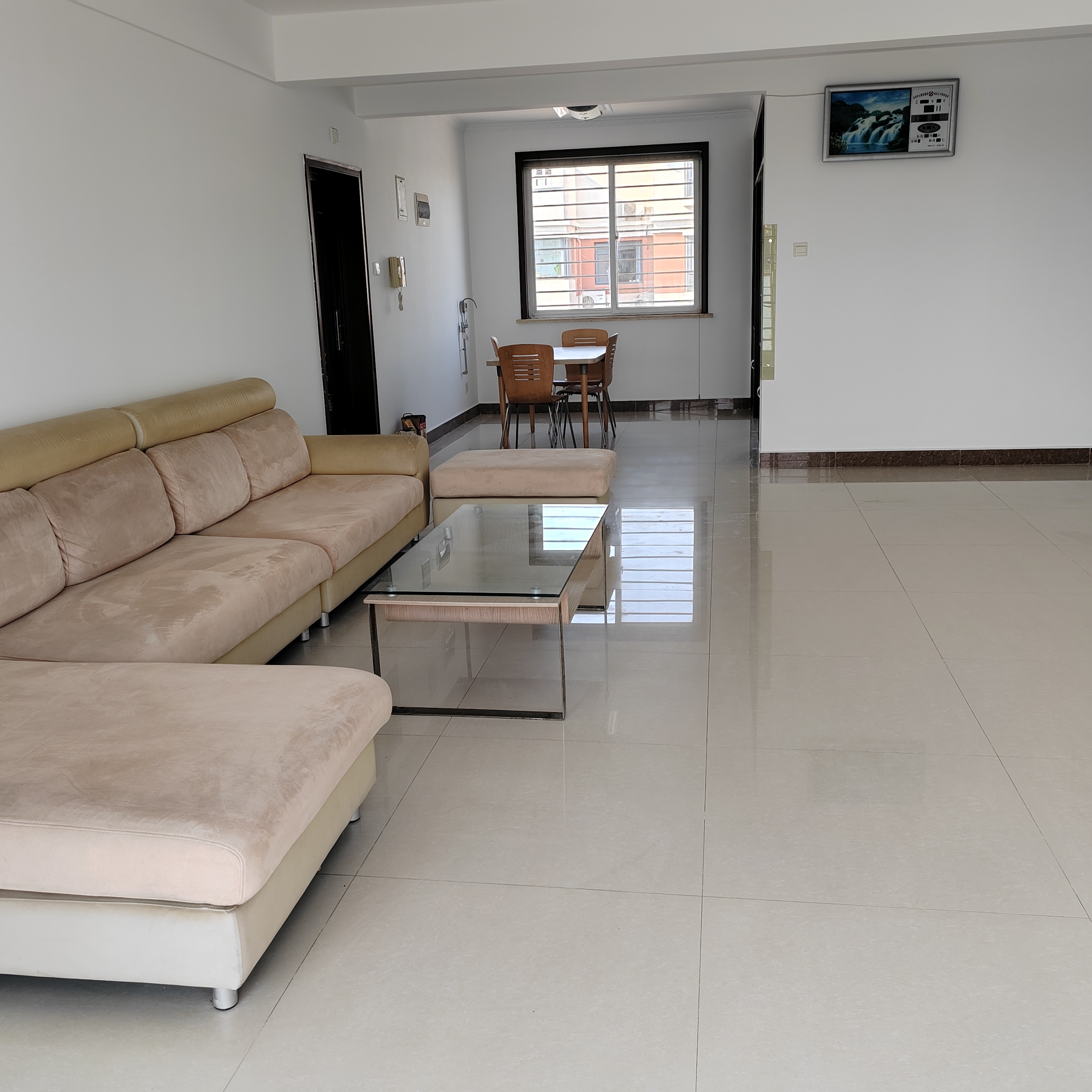 新裝修首租安盛北區3室2廳176平，電話13854604066。