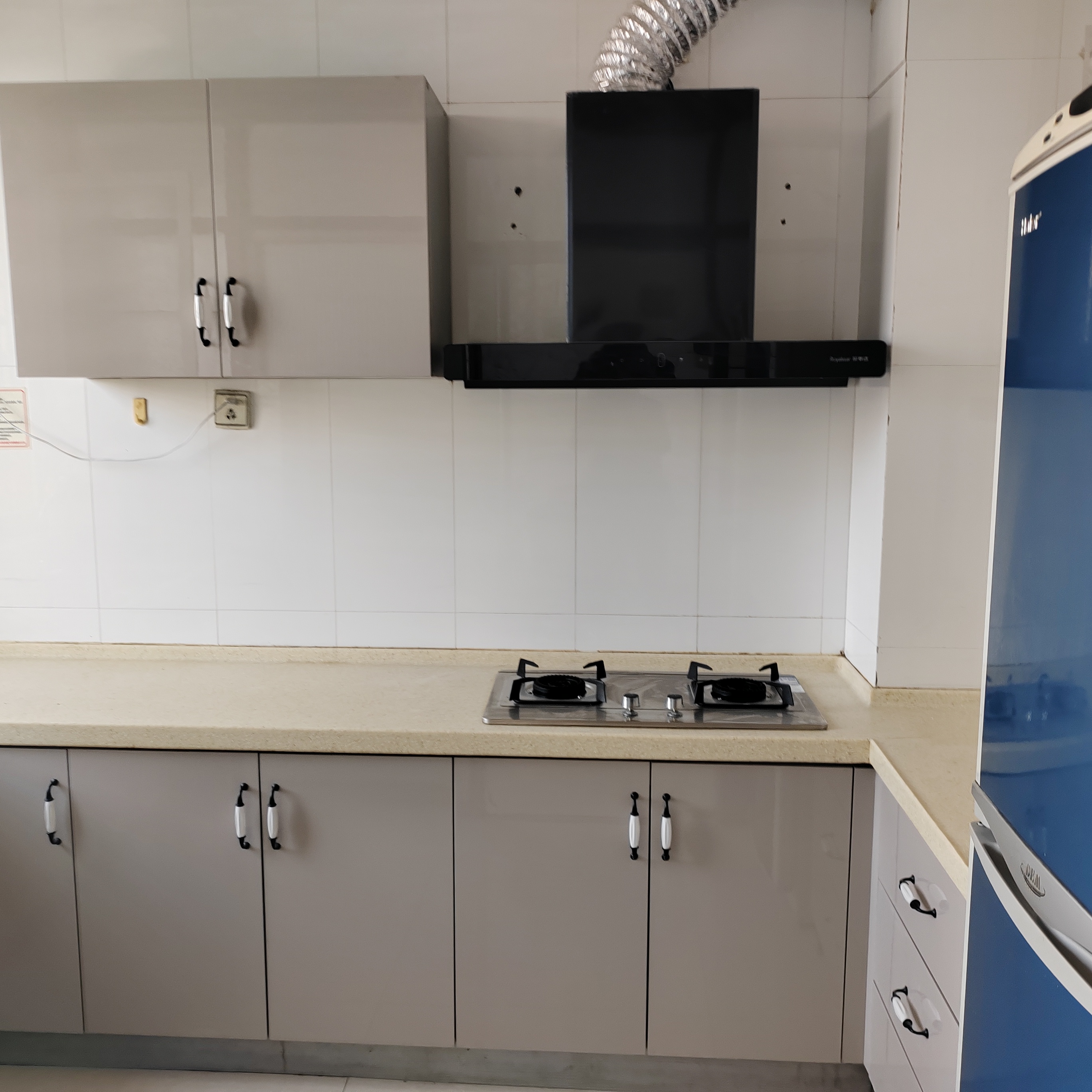 新裝修首租安盛北區3室2廳176平，電話13854604066。