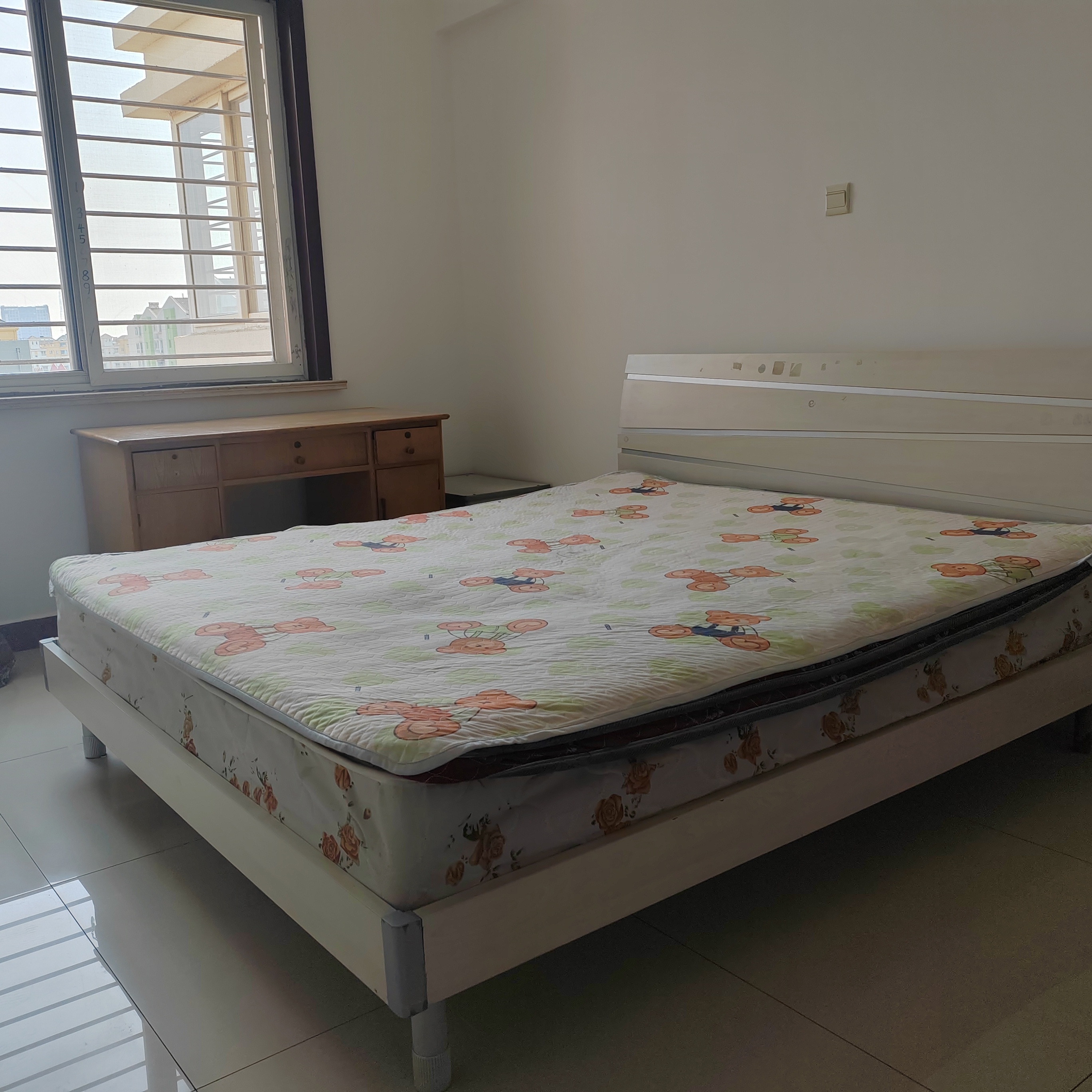 新裝修首租安盛北區3室2廳176平，電話13854604066。