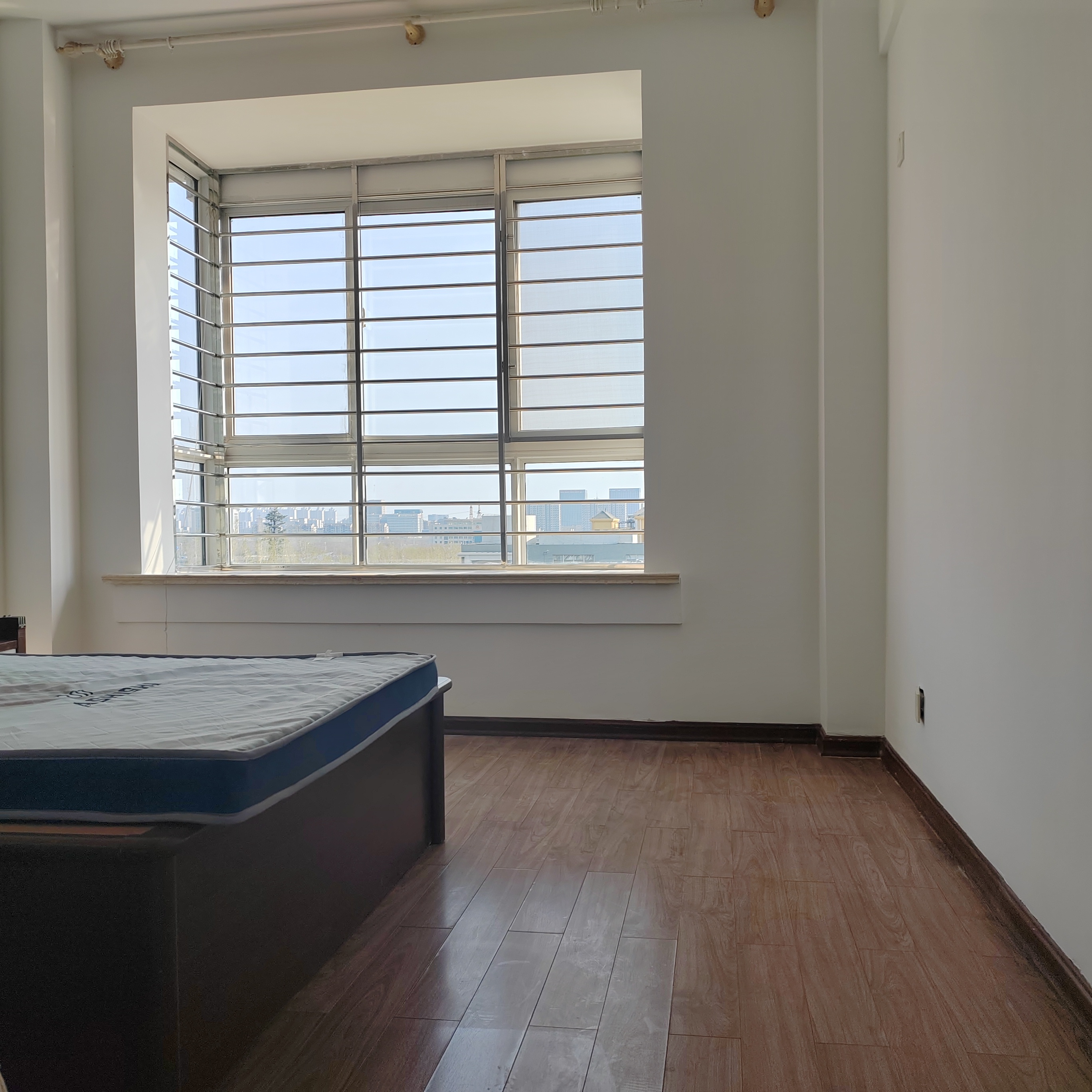 新裝修首租安盛北區3室2廳176平，電話13854604066。