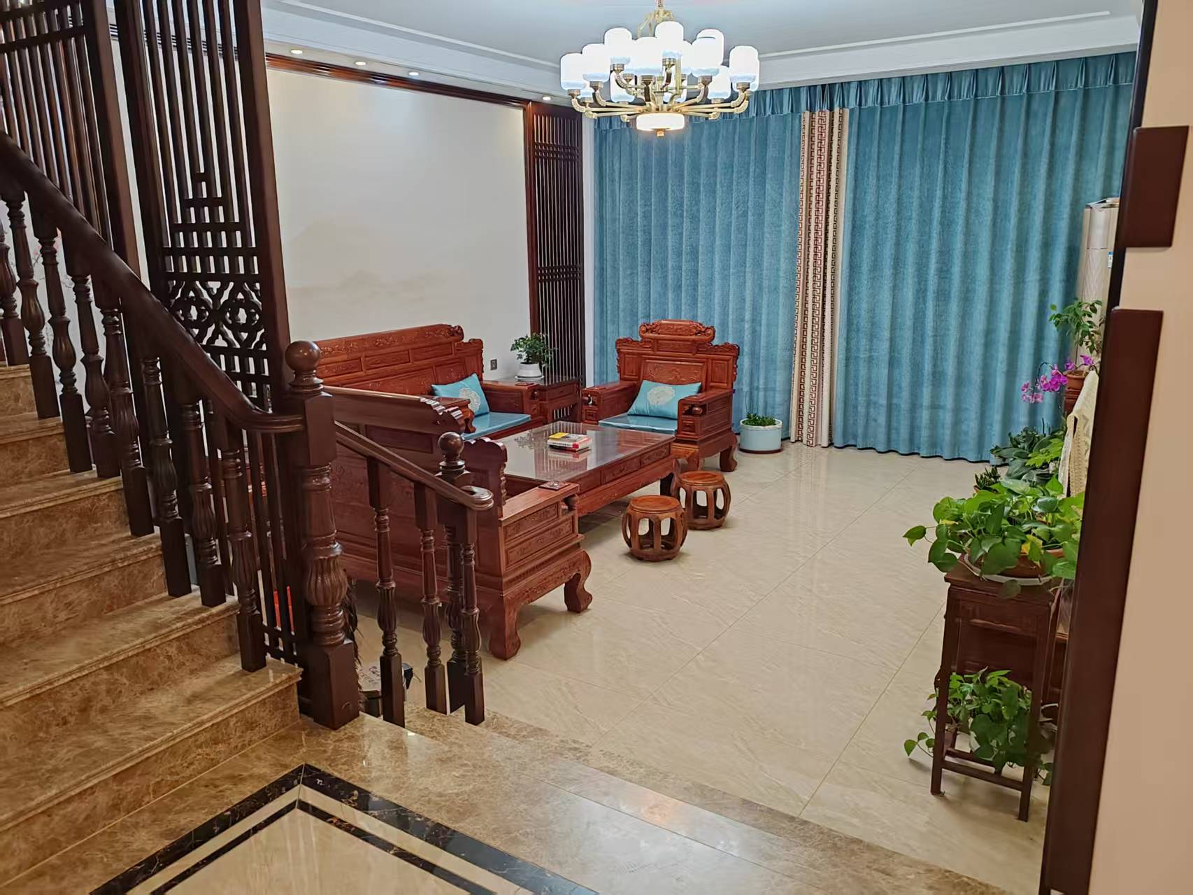 金湖新城一期疊拼東戶5室3廳3衛296平米398萬