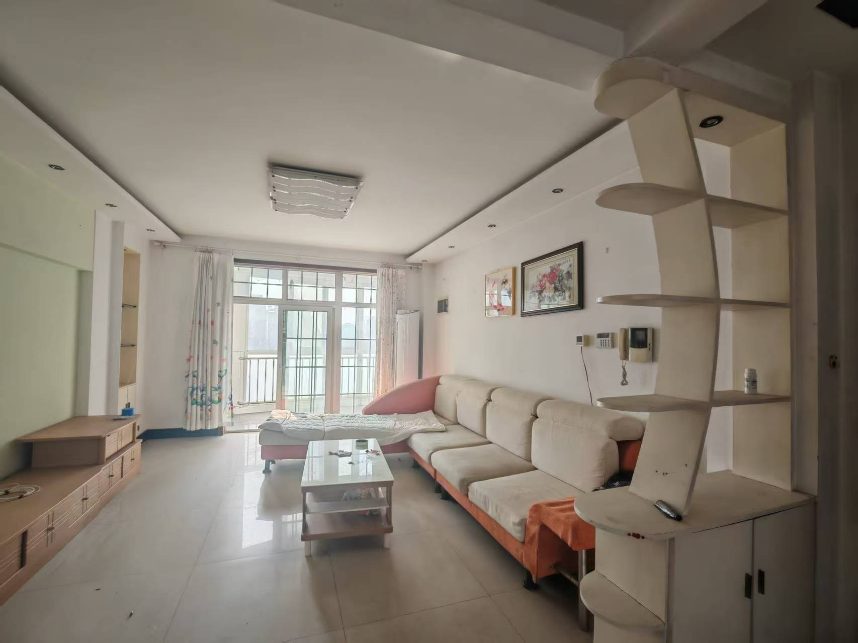 離市一中很近，坐校車早上最后一個上車，晚上第一個上車，離科大小學和麗景小學非常近