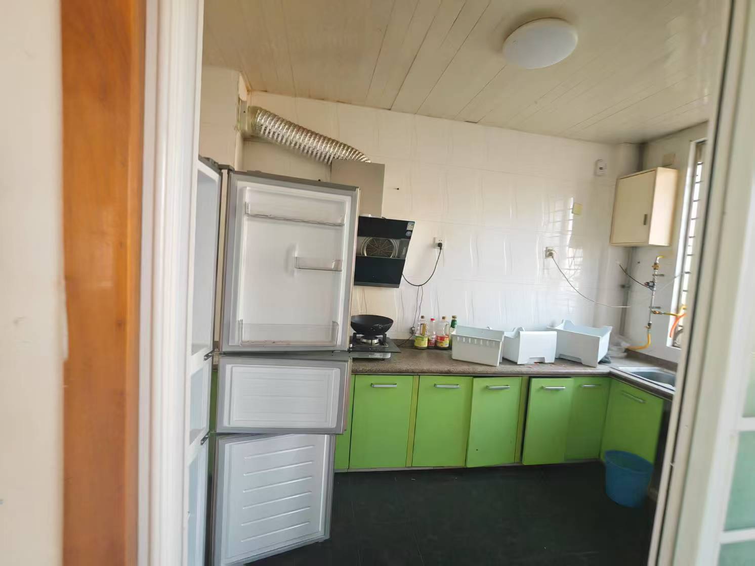 離市一中很近，坐校車早上最后一個上車，晚上第一個上車，離科大小學和麗景小學非常近