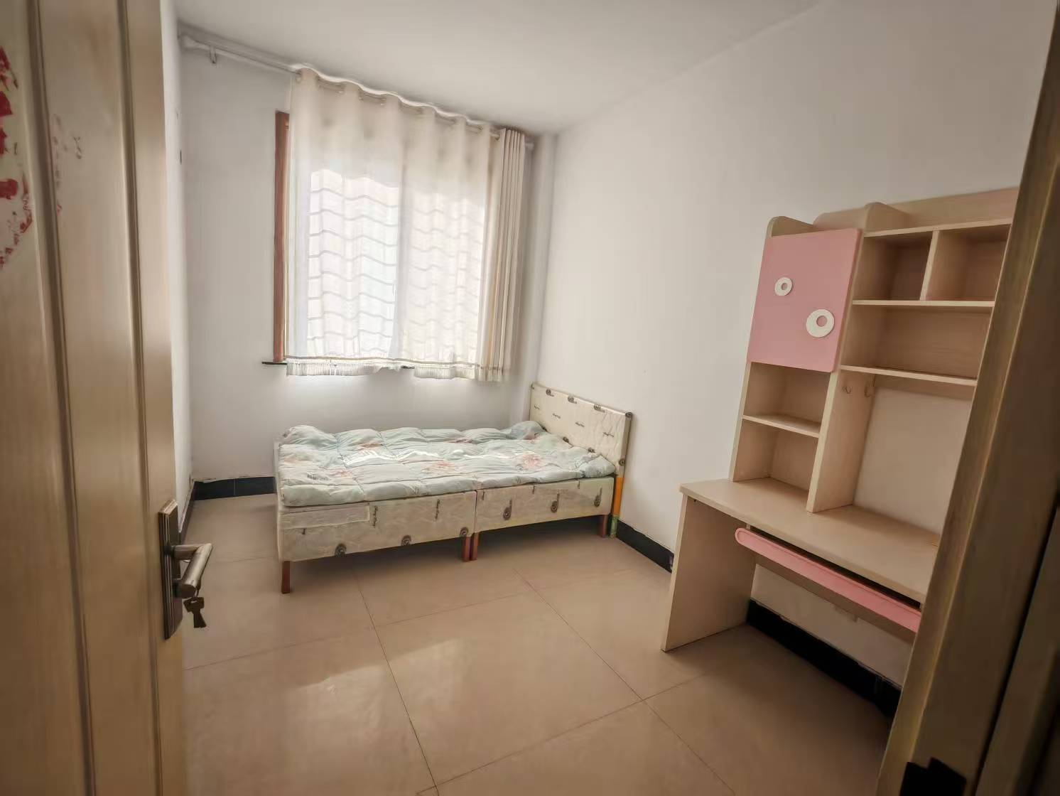 離市一中很近，坐校車早上最后一個上車，晚上第一個上車，離科大小學和麗景小學非常近