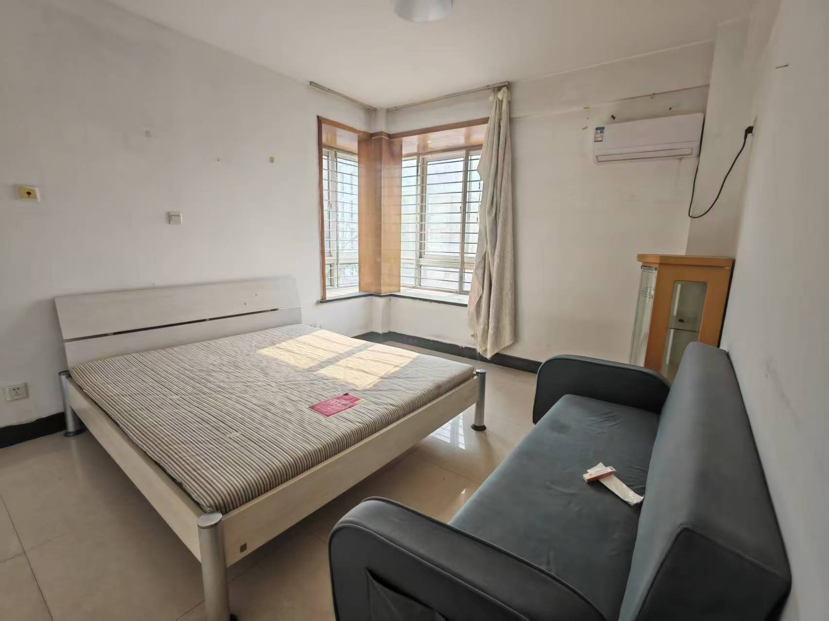 離市一中很近，坐校車早上最后一個上車，晚上第一個上車，離科大小學和麗景小學非常近