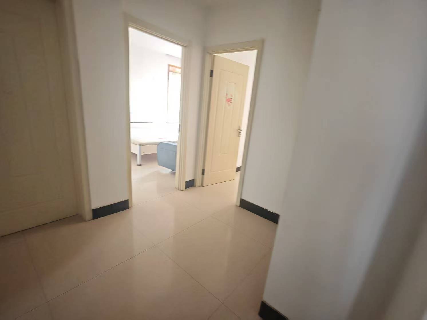 離市一中很近，坐校車早上最后一個上車，晚上第一個上車，離科大小學和麗景小學非常近