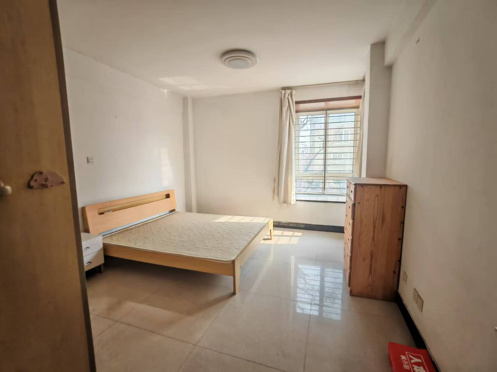 離市一中很近，坐校車早上最后一個上車，晚上第一個上車，離科大小學和麗景小學非常近