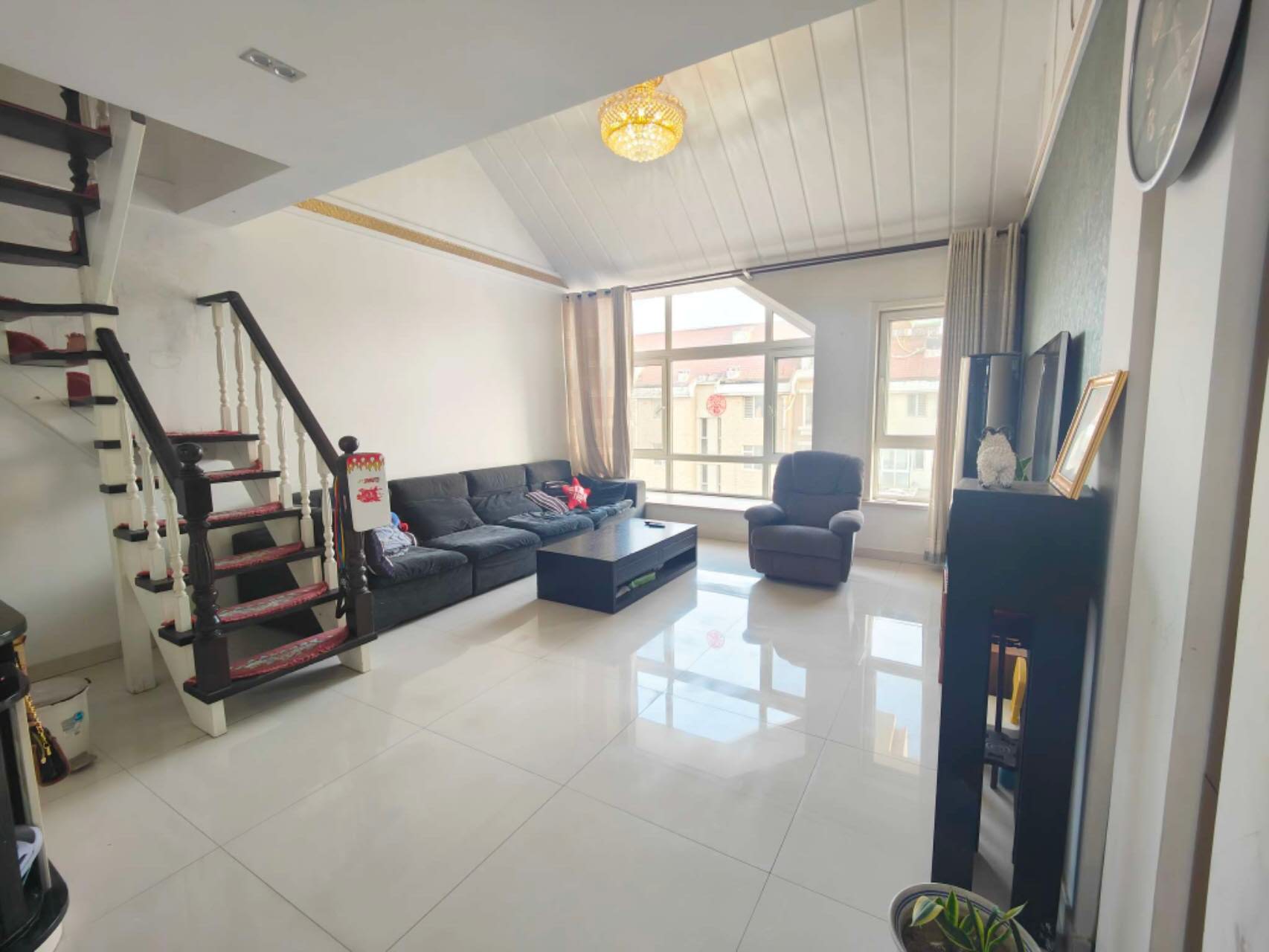 東城萬達高爾夫花園五樓帶閣樓精裝戶型好帶儲藏室