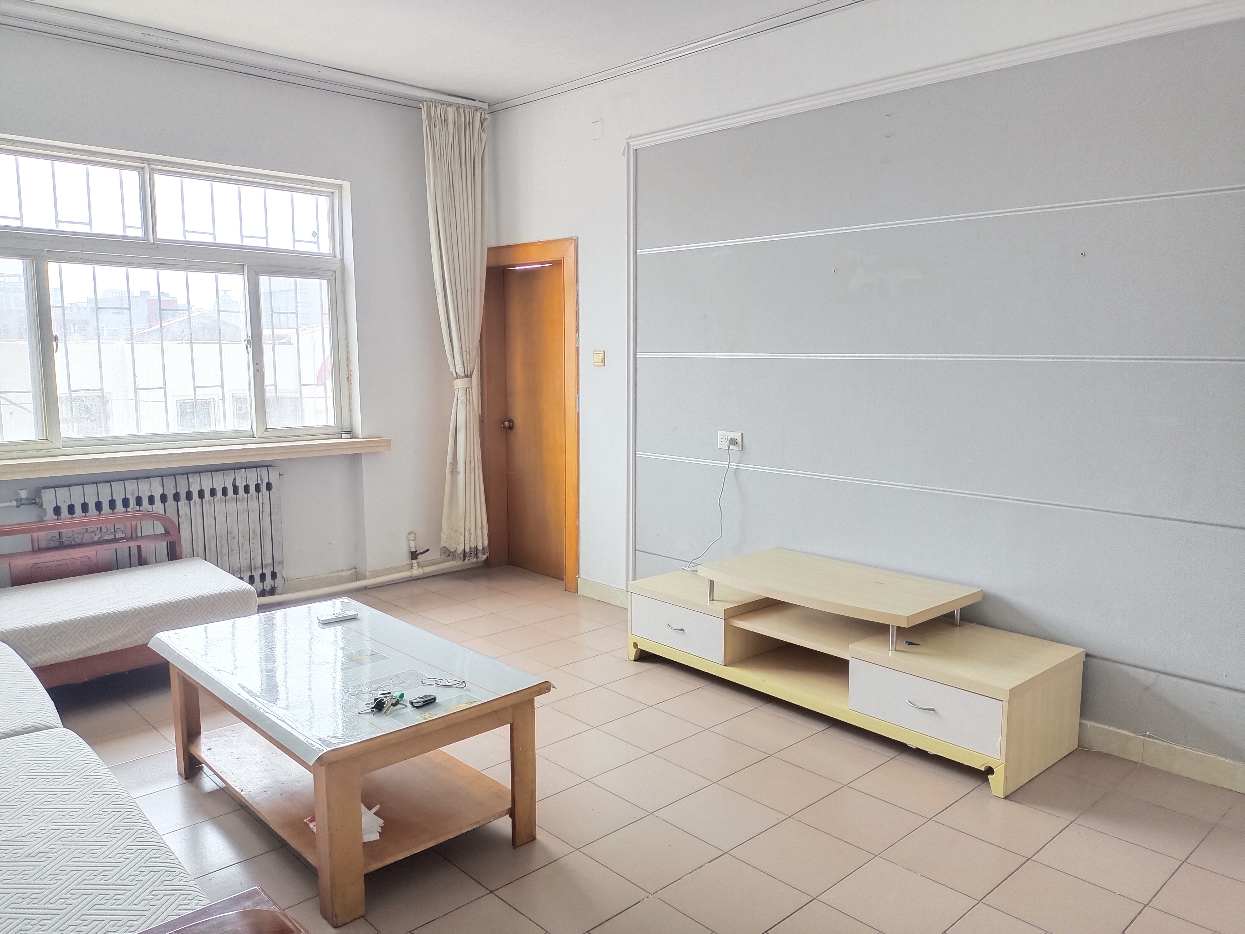 距實驗中學步行3分鐘，海河小區5分鐘，交通便利，附近有市場和超市。