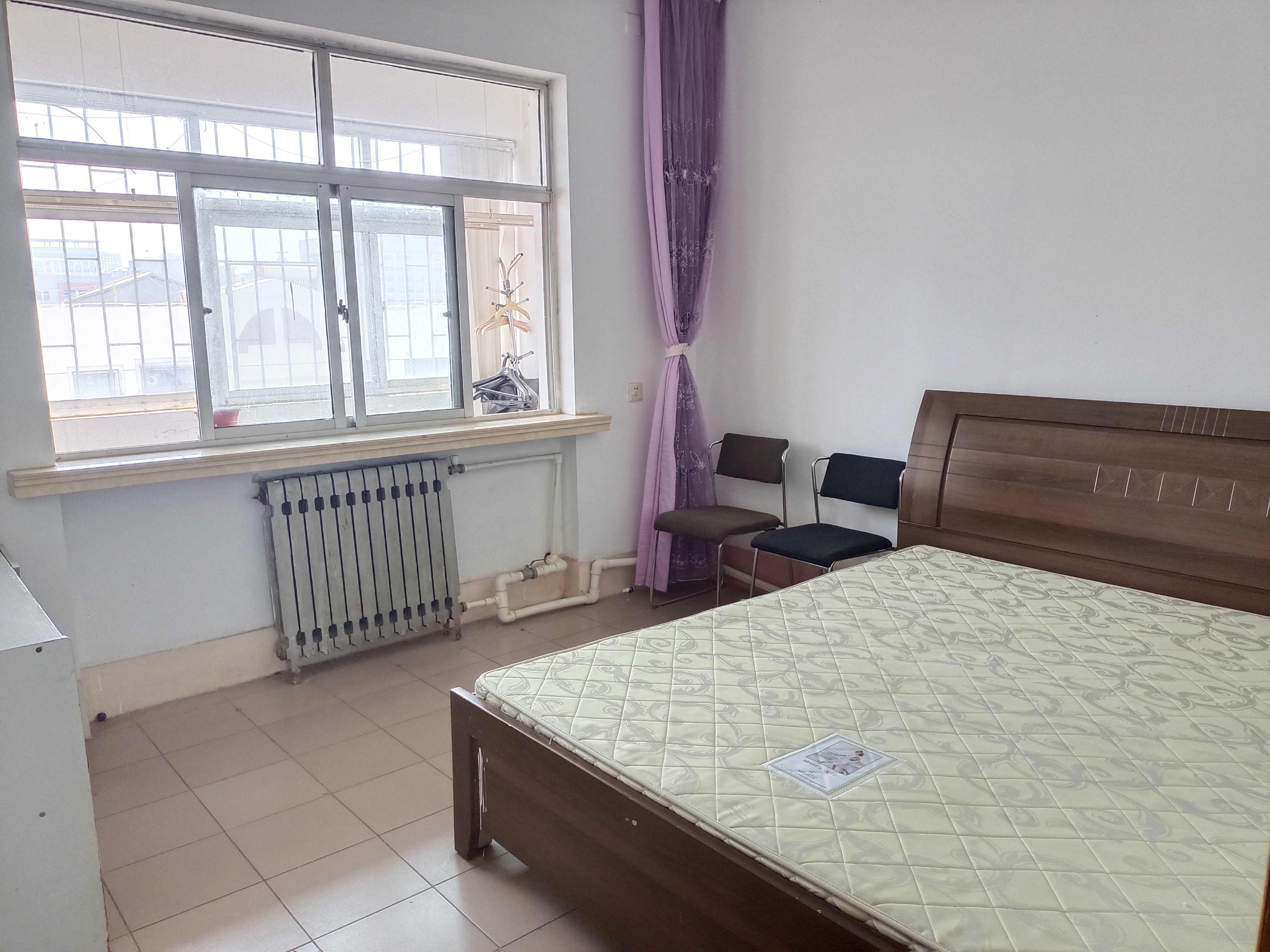 距實驗中學步行3分鐘，海河小區5分鐘，交通便利，附近有市場和超市。