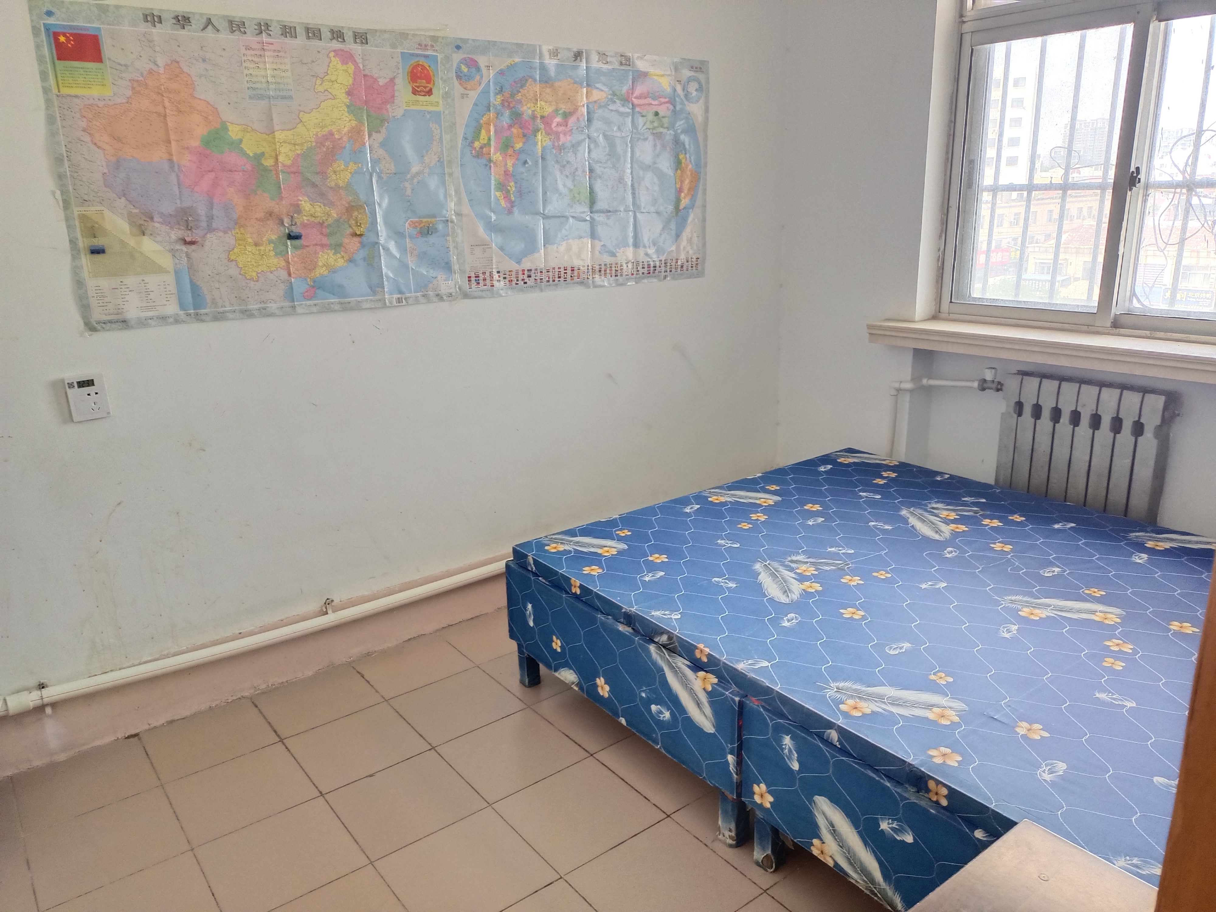 距實驗中學步行3分鐘，海河小區5分鐘，交通便利，附近有市場和超市。