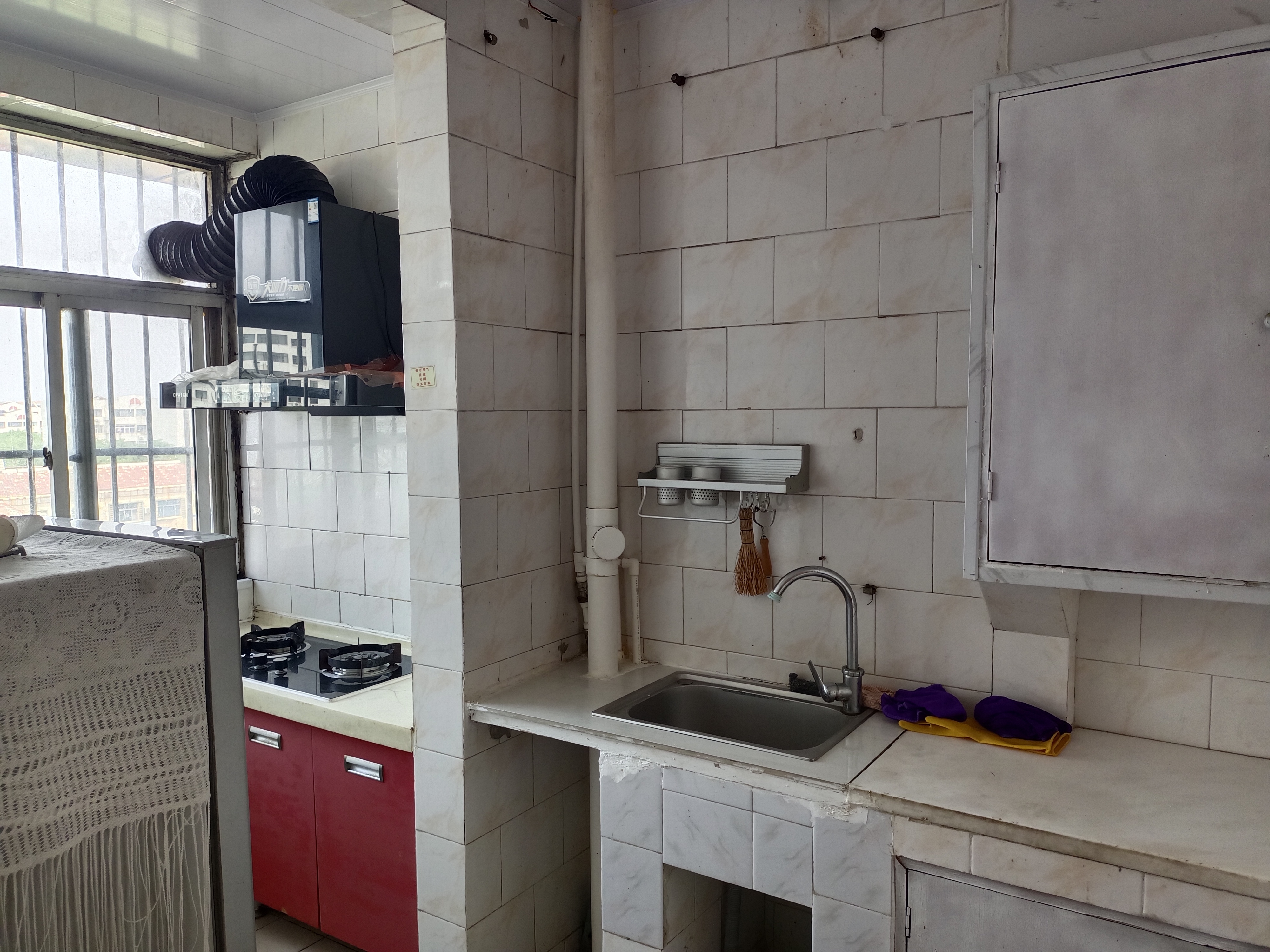 距實驗中學步行3分鐘，海河小區5分鐘，交通便利，附近有市場和超市。