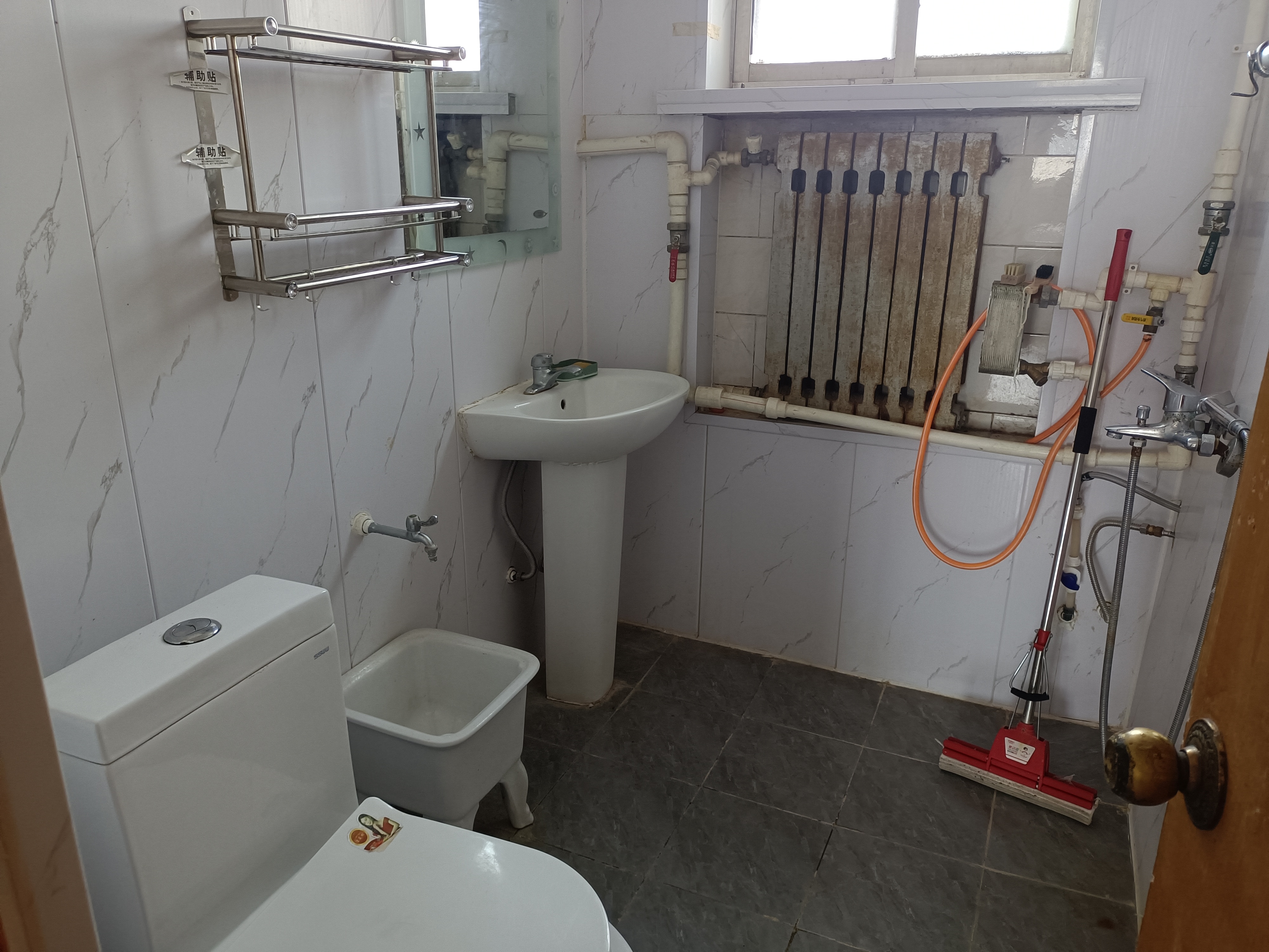 距實驗中學步行3分鐘，海河小區5分鐘，交通便利，附近有市場和超市。