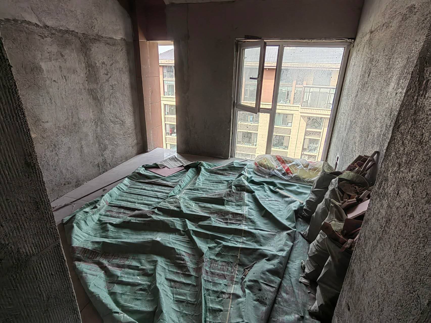 超低價出！142萬還可議價！平層價格住疊拼！預制完成，地面冠珠地板已鋪！基礎裝修