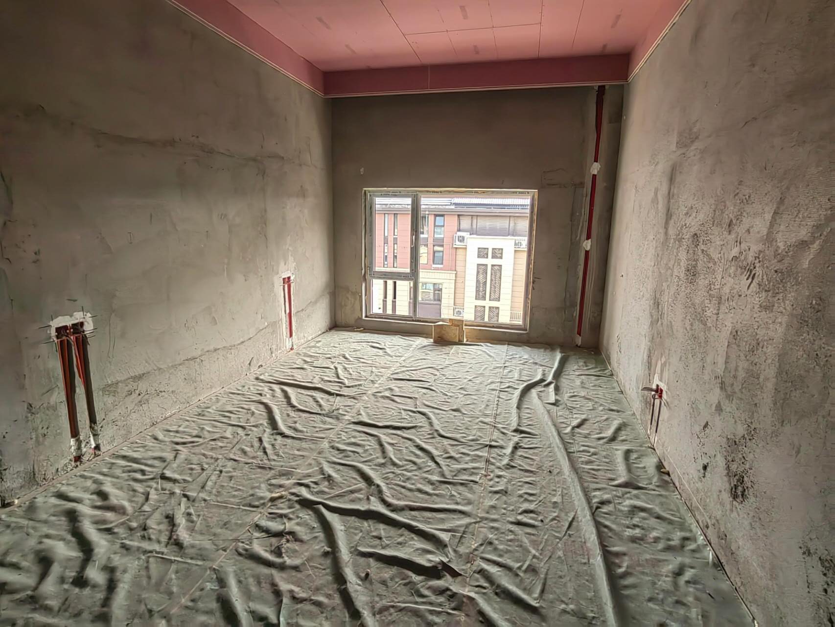 超低價出！142萬還可議價！平層價格住疊拼！預制完成，地面冠珠地板已鋪！基礎裝修