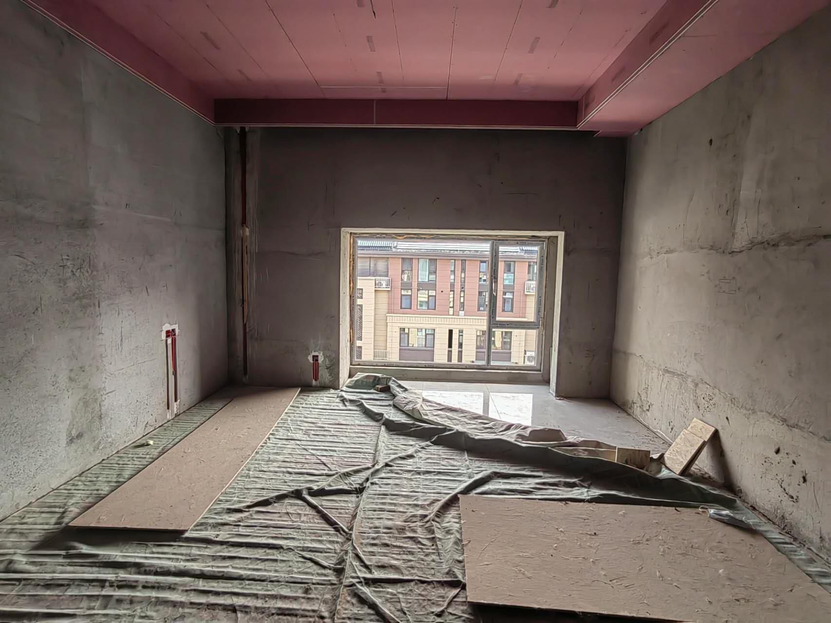 超低價出！142萬還可議價！平層價格住疊拼！預制完成，地面冠珠地板已鋪！基礎裝修