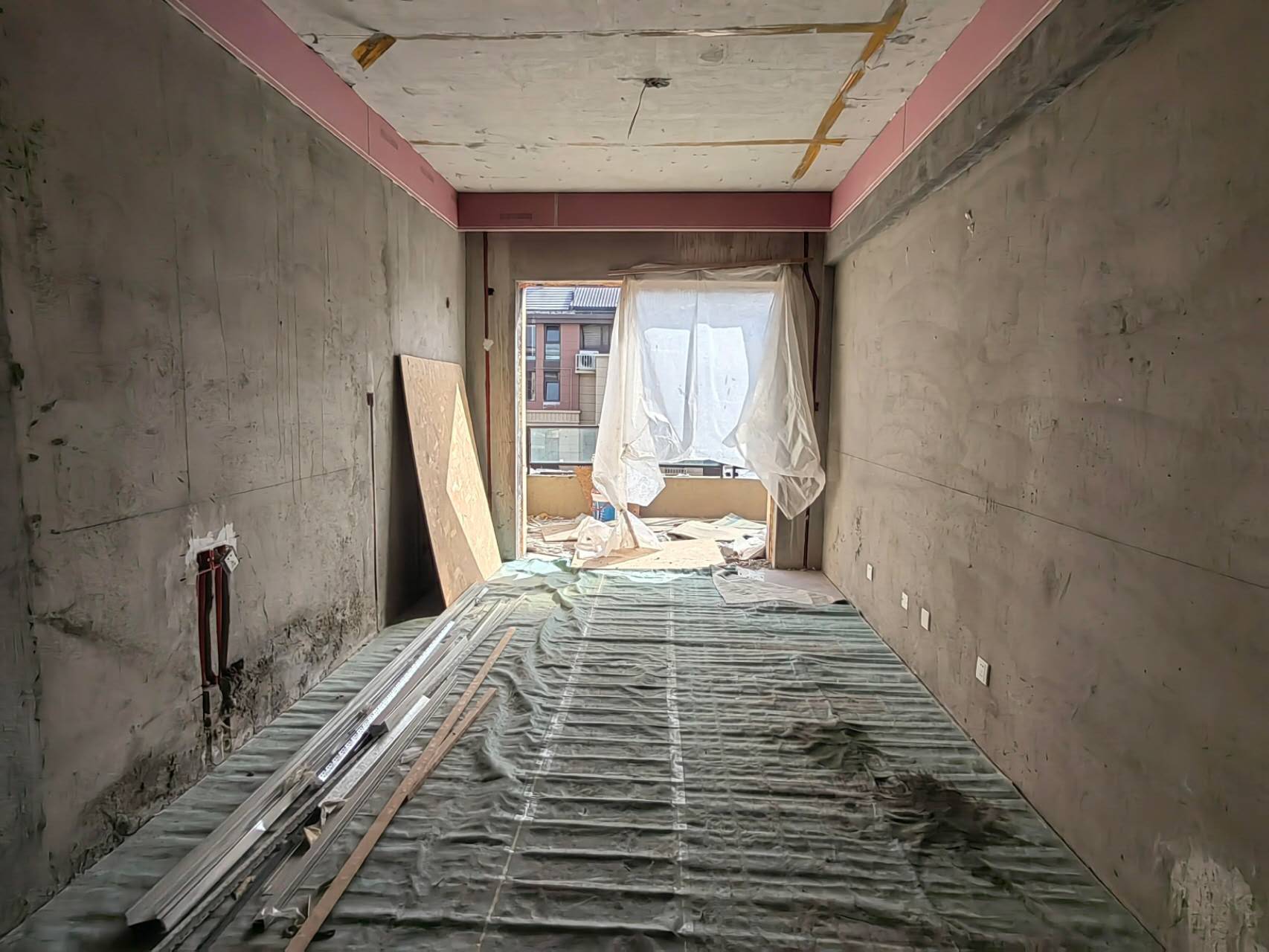 超低價出！142萬還可議價！平層價格住疊拼！預制完成，地面冠珠地板已鋪！基礎裝修