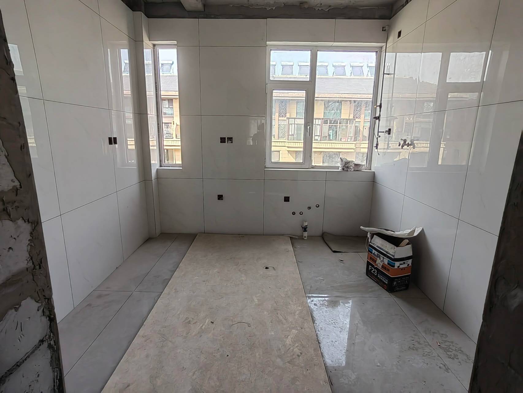 超低價出！142萬還可議價！平層價格住疊拼！預制完成，地面冠珠地板已鋪！基礎裝修