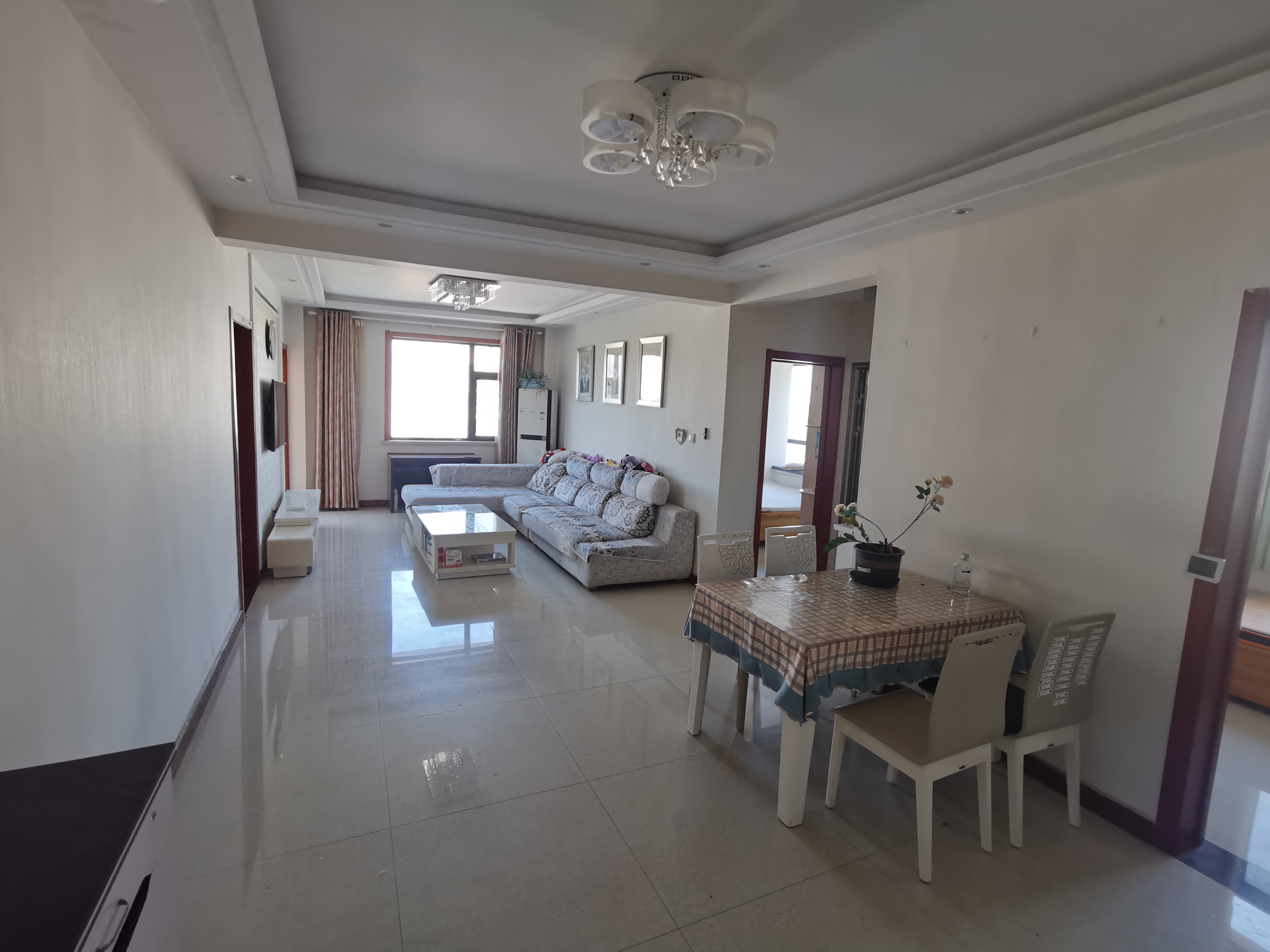 城發花園好房出售，實驗中學學區房，緊鄰英才小學，有家具家電，好樓層