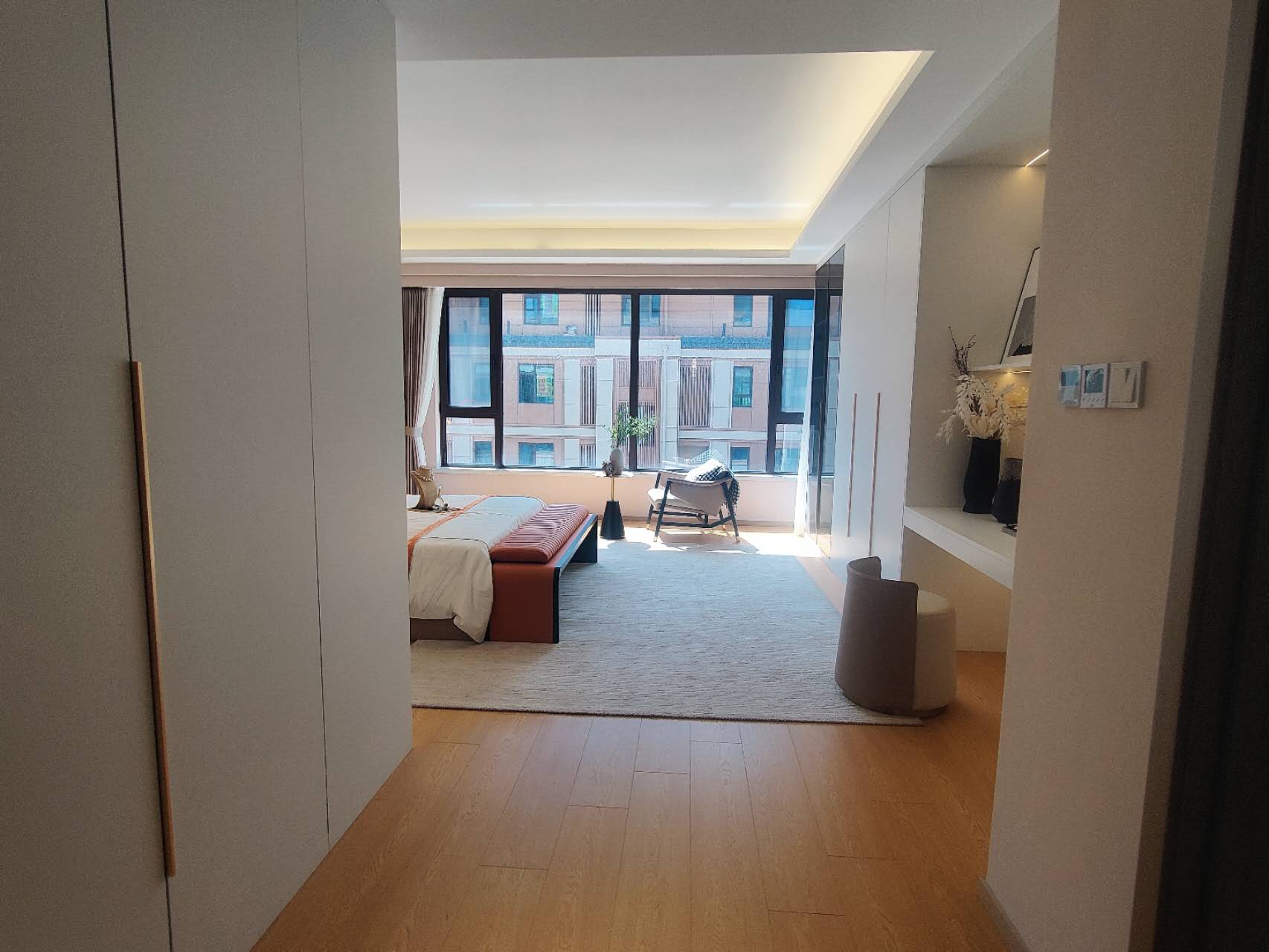 和潤府一二疊拼帶地上活動室車庫加南院，走一手房手續隨時聯系看房