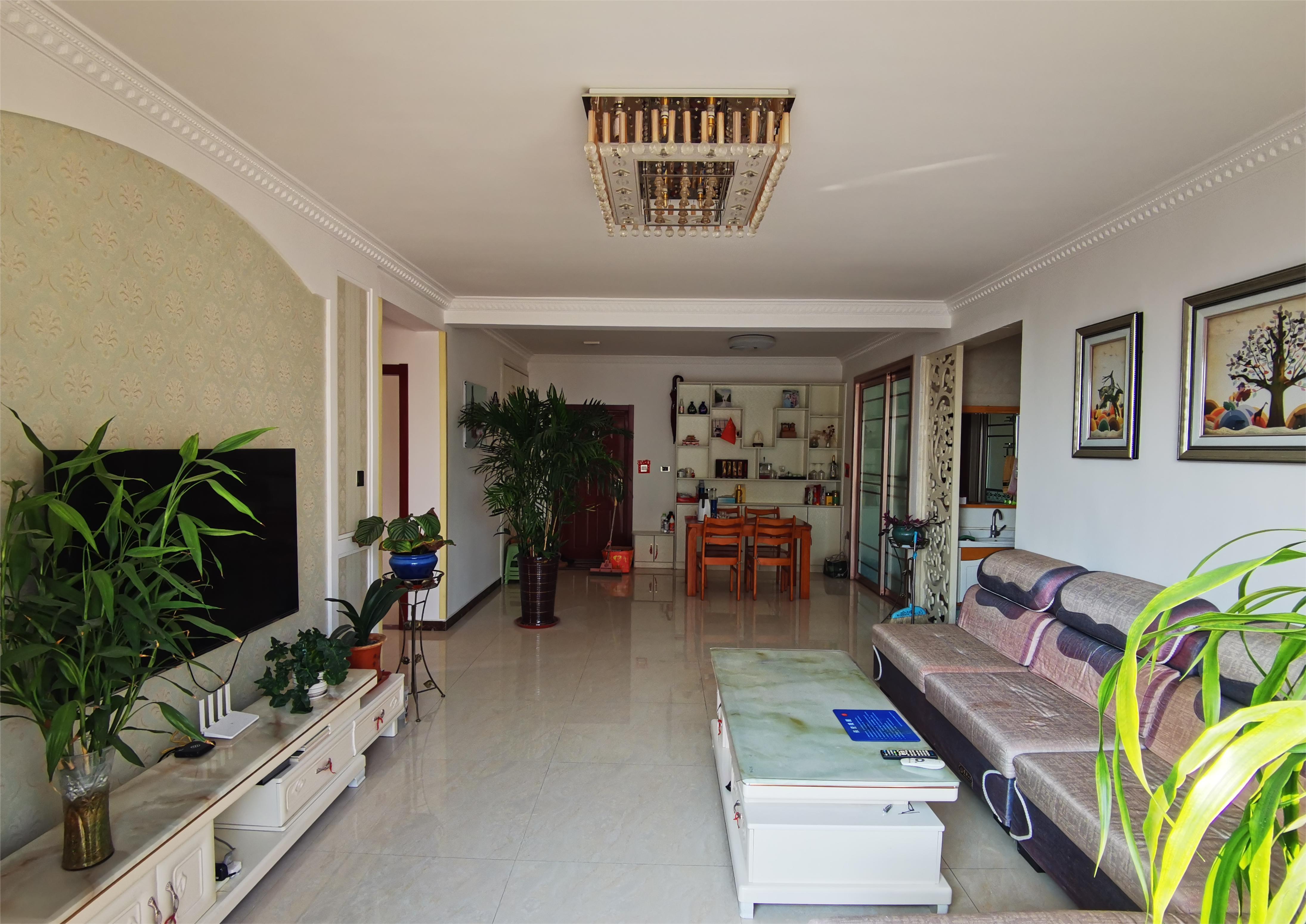 自住房首次出租，設施配套齊全，拎包入住，直達車位。