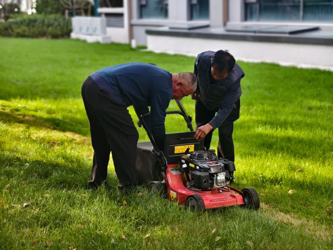 園區?！皟簟?，服務暖心 | 眾成嘉悅華庭物業清掃落葉行動