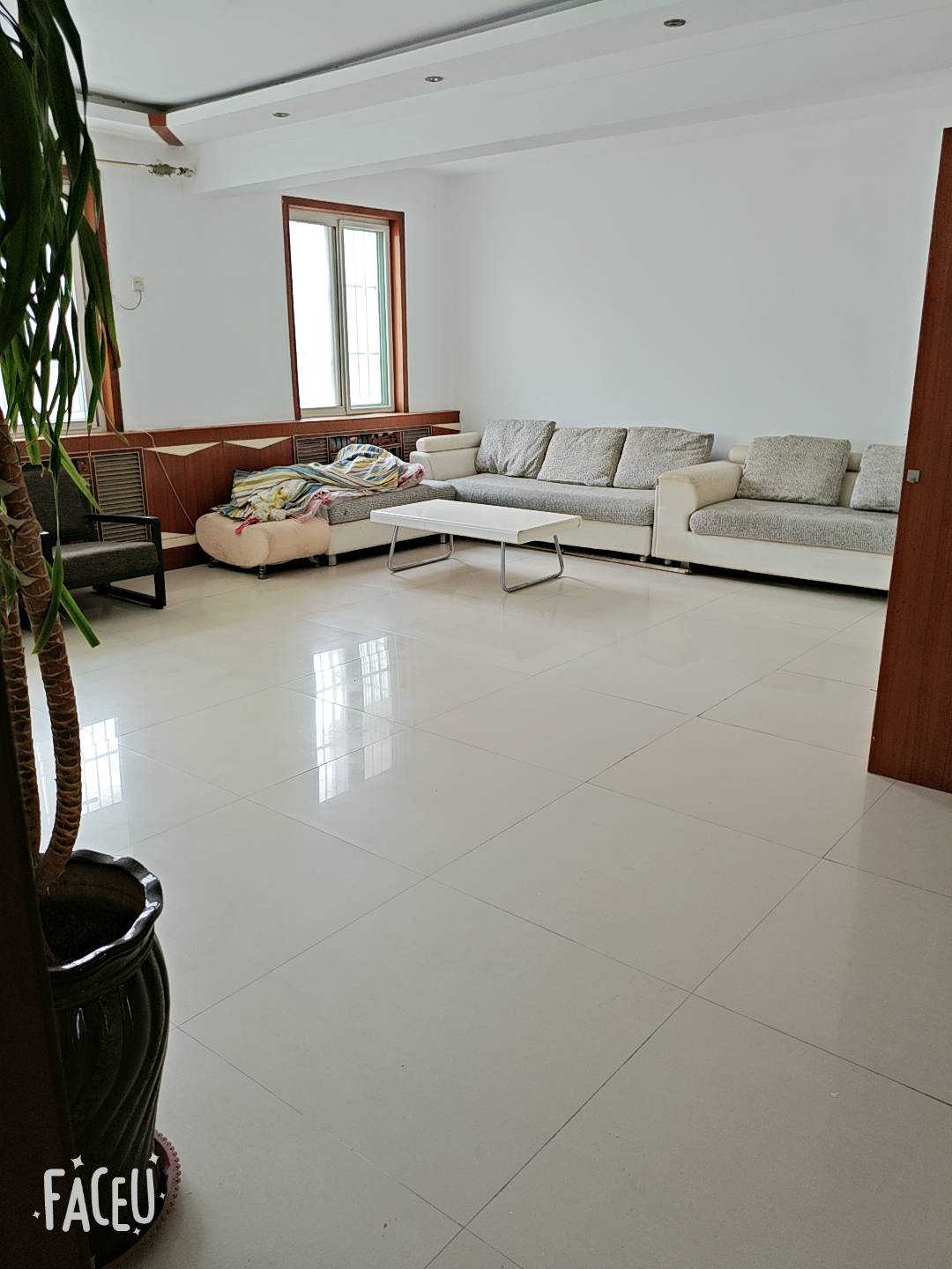 出租光明小區3室2廳2衛131平米15000元/年住宅