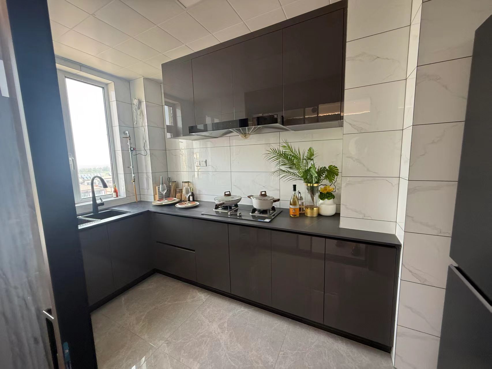 莒州路學區房！精裝未??！御墅藍灣123平三室帶車位119萬可議