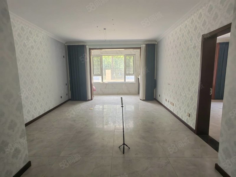 秋月華庭一樓143平三室兩廳，出門上莒州路小學帶車位130萬