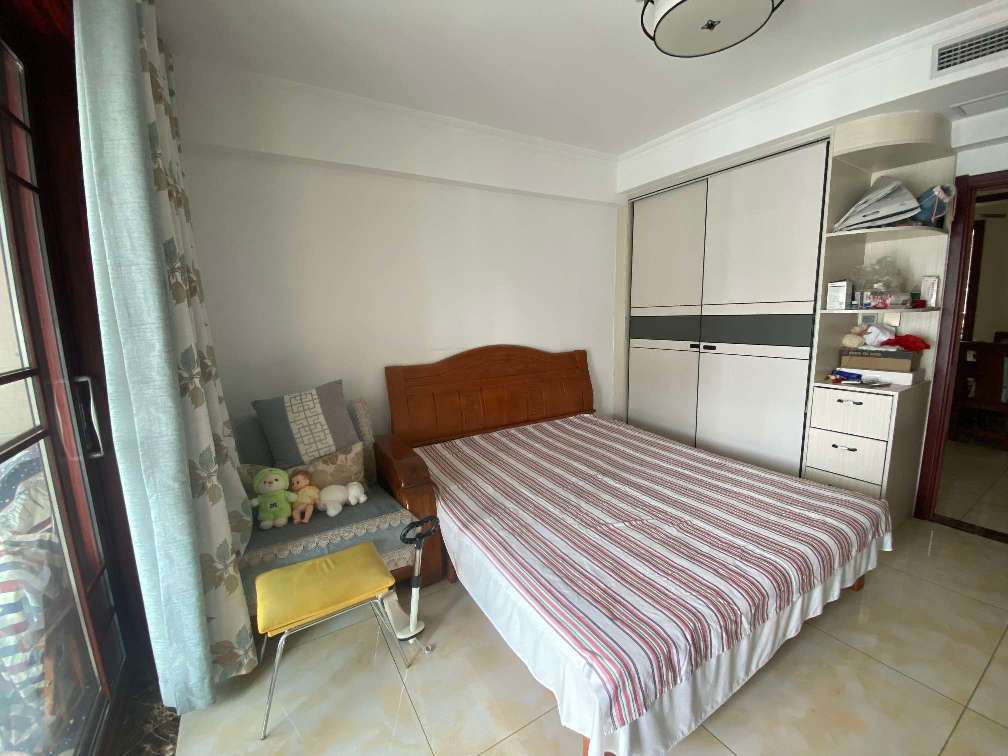 華泰國際豪園16樓精裝171平3室85萬帶車位地下室部分家具家電