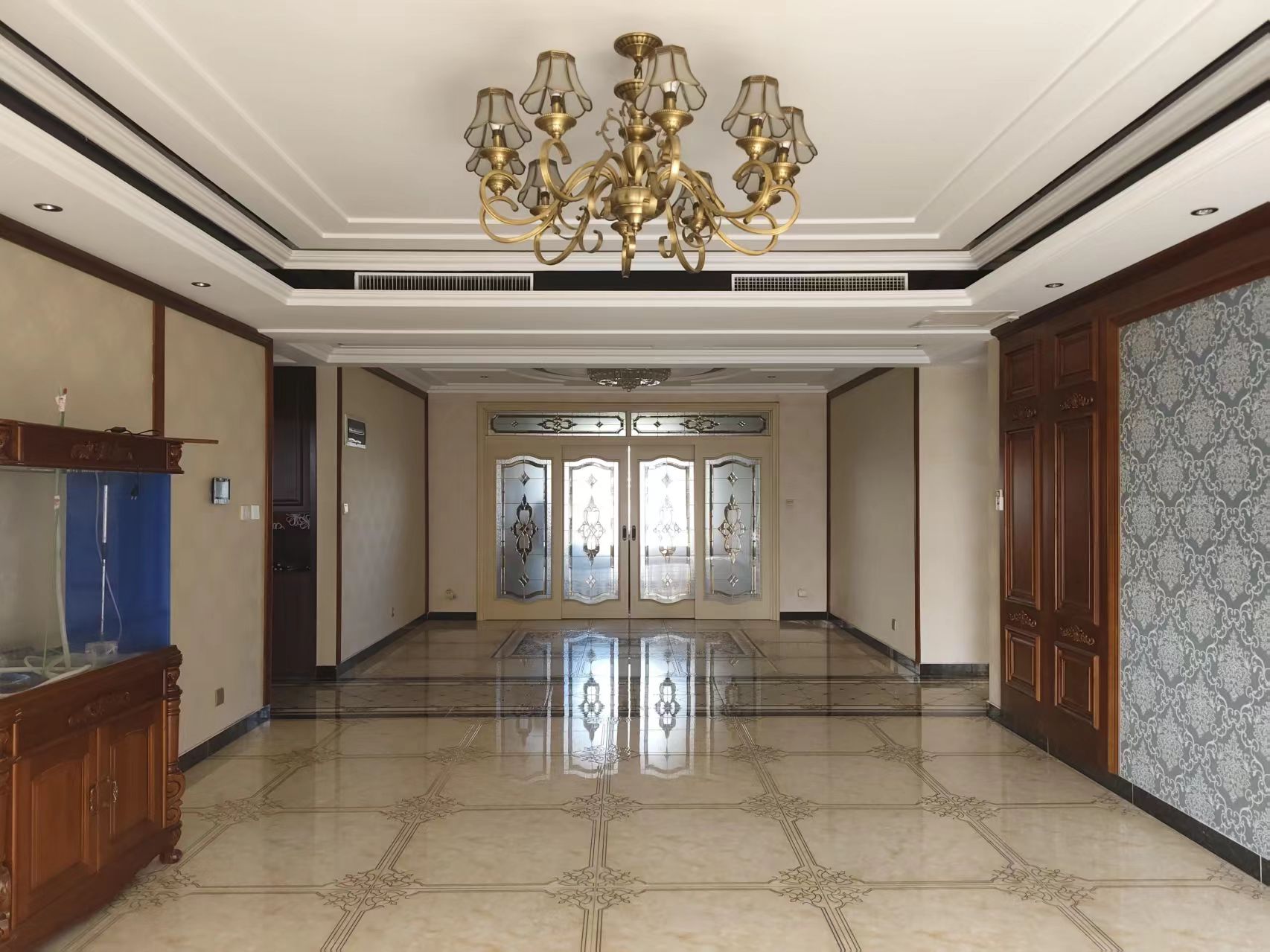 精裝未?。倮ㄔ钒俸蠄@5樓204平帶車位地下室146萬好議價中央空調3室朝陽