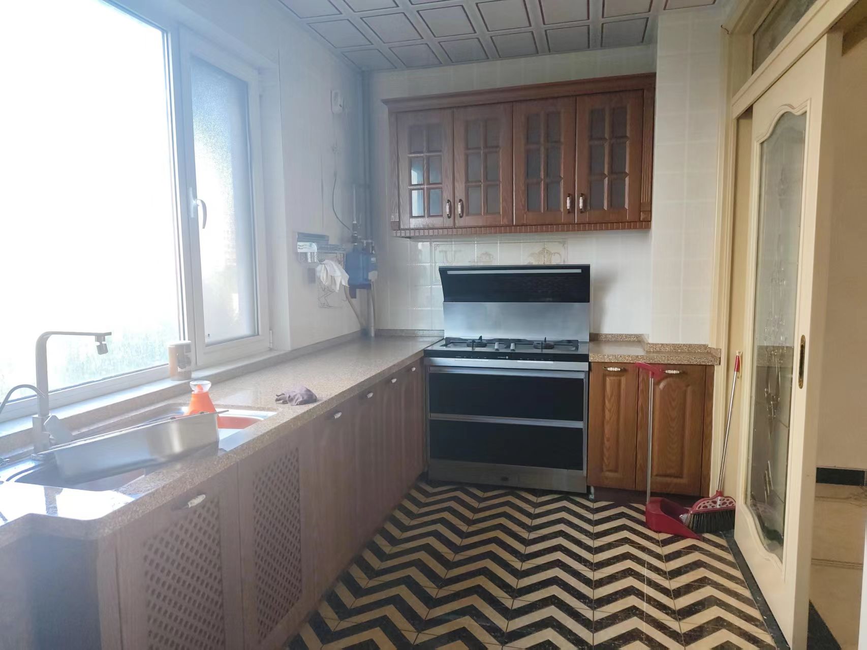 精裝未??！勝利花苑百合園5樓204平帶車位地下室146萬好議價中央空調3室朝陽