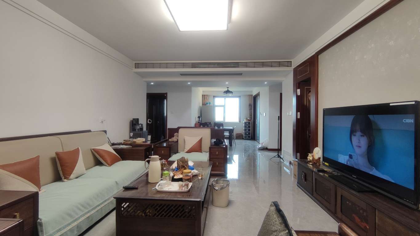 勝宏榮域悅湖灣8樓139平帶車位地下室高檔裝中央空調123萬可議價