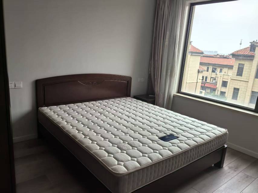 出租鑫都 西湖灣4室2廳2衛142平米住宅帶車位