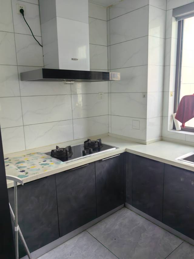 出租鑫都 西湖灣4室2廳2衛142平米住宅帶車位